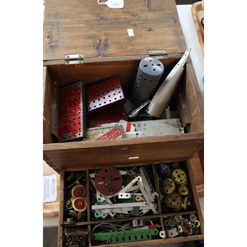 432 - Wooden box comprising various compartments of vintage Meccano. (B.P. 21% + VAT)