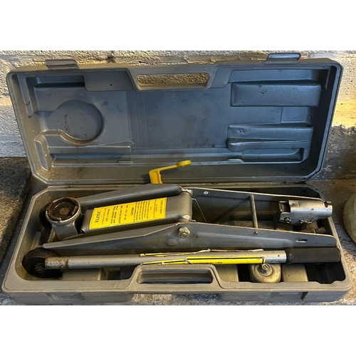 553 - Elpec 2 tonnes hydraulic trolley jack in plastic case. (B.P. 21% + VAT)