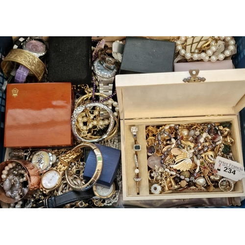 234 - Collection of vintage and other jewellery to include: snake bracelet, pearls, necklaces, bangles, br... 