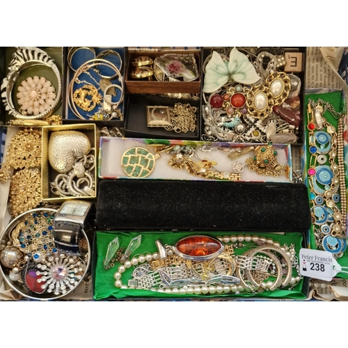 238 - Collection of jewellery to include: pendants and chains, bangles, lockets, bracelets, charms, earrin... 