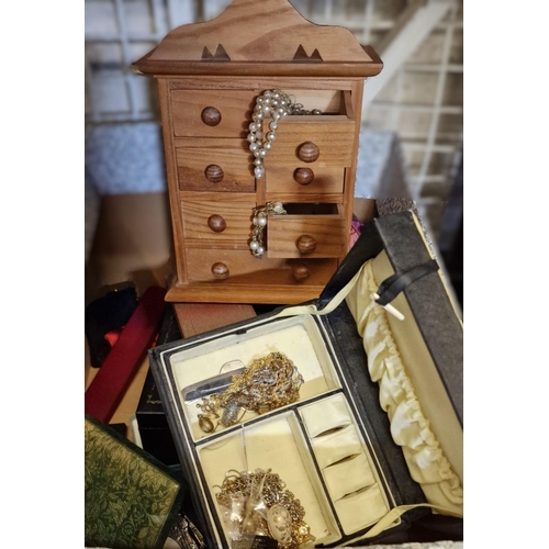 244 - Box of assorted jewellery and jewellery boxes to include: chains, necklaces, brooches, watches, simu... 