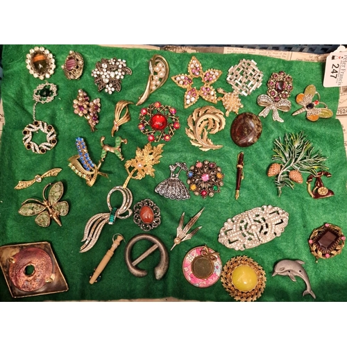 247 - Collection of vintage and other brooches. (B.P. 21% + VAT)