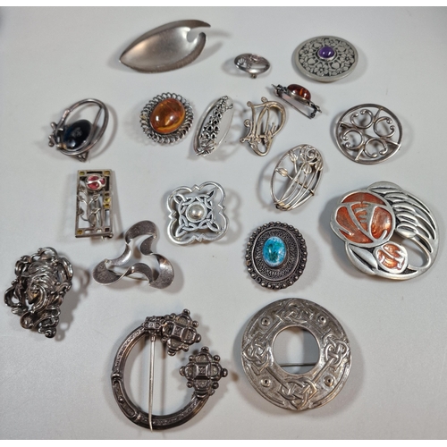 280 - Collection of brooches, various to include: Mackintosh designs, Arts and Crafts style, silver Modern... 