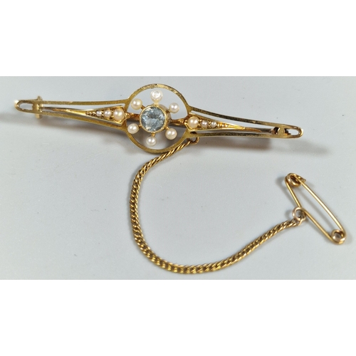 289 - Early 20th century 15ct gold blue stone and seed pearl bar brooch in fitted leather box. 3.8g approx... 