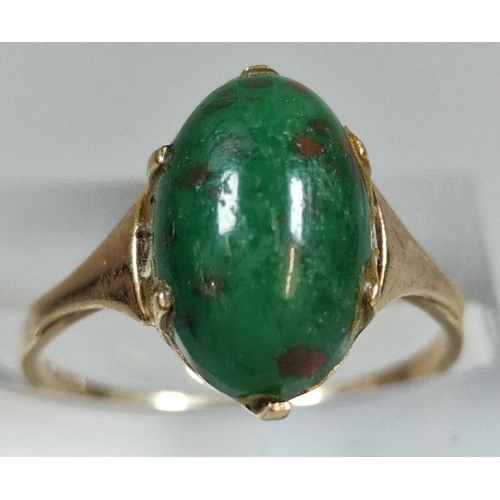 303 - 9ct gold dress ring inset with green cabochon stone. 2.2g approx. Size M1/2. (B.P. 21% + VAT)