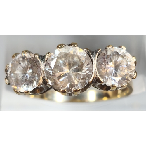 313 - 9ct gold clear three stone dress ring. 3.4g approx. Size O. (B.P. 21% + VAT)