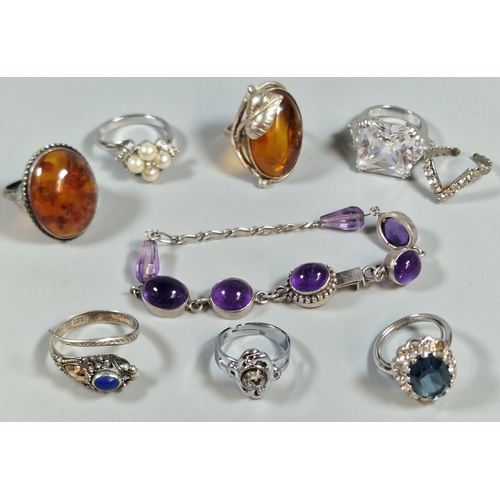 333 - Bag of assorted mainly silver jewellery to include: dress rings some inset with amber, purple stone ... 