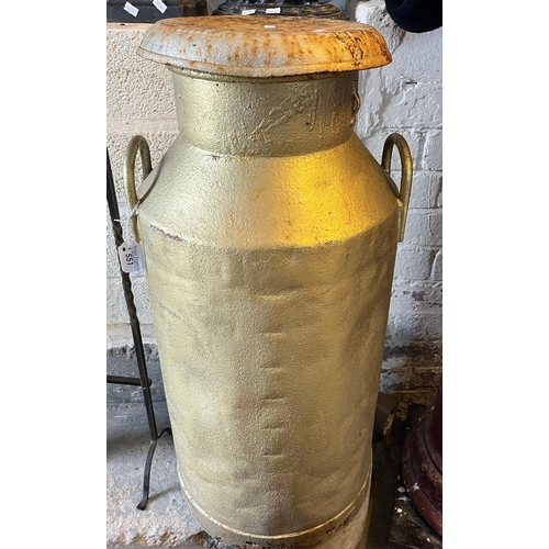 551 - Vintage metal milk churn with cover. (B.P. 21% + VAT)