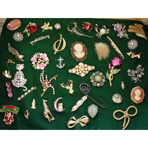 160 - Collection of vintage and other brooches.  (B.P. 21% + VAT)