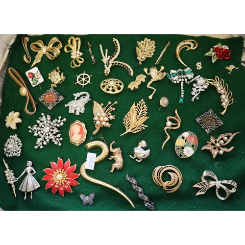 161 - Collection of vintage and other brooches.  (B.P. 21% + VAT)