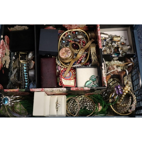 165 - Collection of jewellery to include: snake bracelet, bangles, watches, necklaces, beaded neck chokers... 