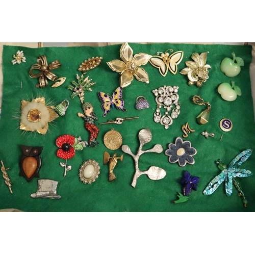 167 - Collection of vintage and other brooches.  (B.P. 21% + VAT)