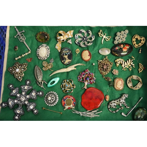 168 - Collection of vintage and other brooches.  (B.P. 21% + VAT)