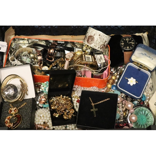 171 - Collection of jewellery to include: cross and chain, necklaces, rings, watches, crucifix pendant etc... 