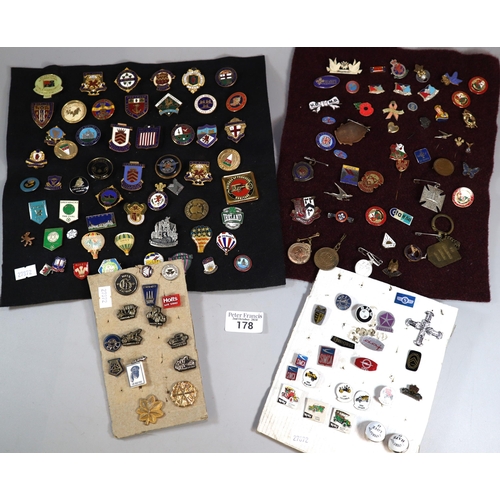 178 - Collection of vintage and other badges and fobs to include: car names, birds, butterfly, sporting, b... 