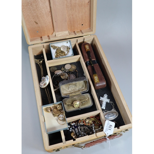 179 - Beech wooden box comprising assorted items including: silver coins, silver Victorian brooch, lockets... 