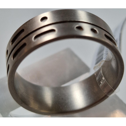 217 - Unusual modernist titanium Morse Code ring in 'Wave' ring box. Size S. (B.P. 21% + VAT)