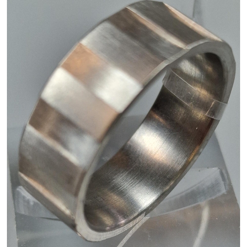 224 - Modernist design titanium ring. Size T1/2. (B.P. 21% + VAT)