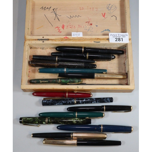 281 - Beech box, the interior revealing assorted vintage pens to include: Parker 18ct nib Duofold, Parker ... 