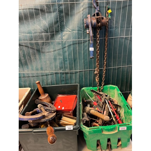 399 - Two boxes of assorted tools together with a chain lift. (B.P. 21% + VAT)