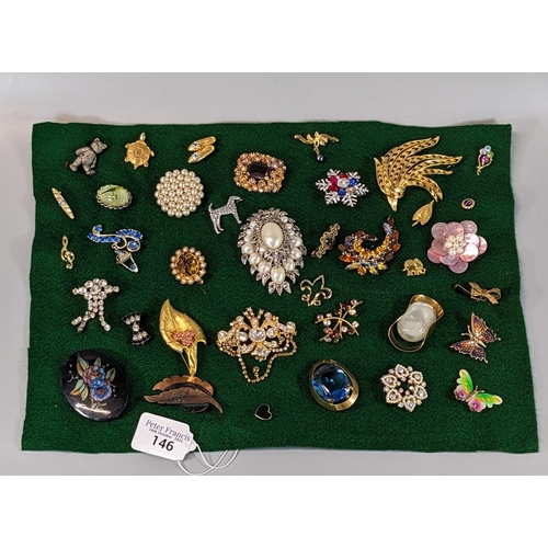 146 - Collection of vintage and other statement brooches. (B.P. 21% + VAT)