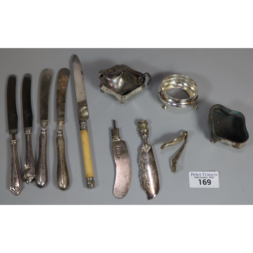 169 - Bag of scrap silver to include: pair of silver salts, fish knives, etc. (B.P. 21% + VAT)