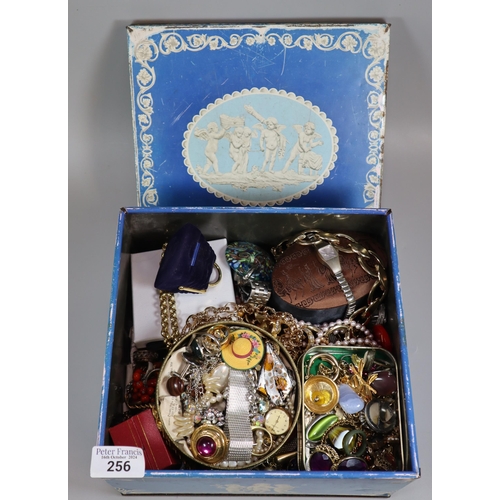 256 - Collection of vintage and other jewellery to include: brooches, watches, clip on earrings, pendants,... 