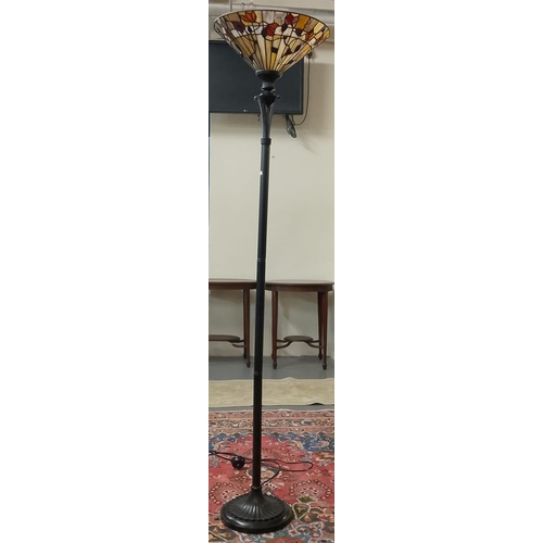 428 - A modern Tiffany style uplighter / standard lamp. (B.P. 21% + VAT)