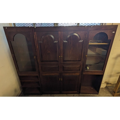 462 - Hand made bespoke mahogany dresser/drinks cabinet, having two glazed display cabinets with glass she... 