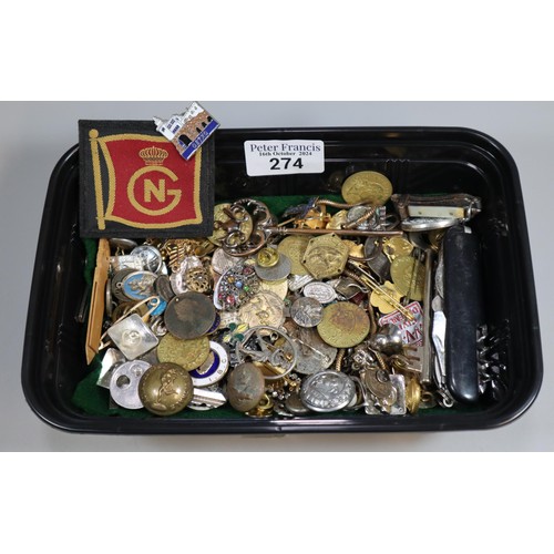 274 - A plastic tub of oddments to include: enamel badges, military items, penknife, medallions, etc. (B.P... 