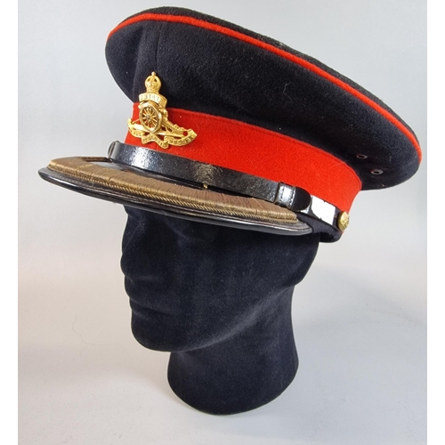 33 - Royal Artillery Officer's dress cap with gilded badge. Uniquip label to the interior. (B.P. 21% + VA... 