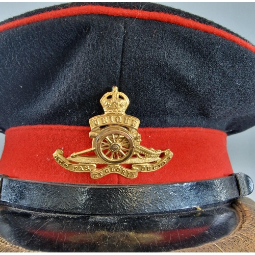 33 - Royal Artillery Officer's dress cap with gilded badge. Uniquip label to the interior. (B.P. 21% + VA... 