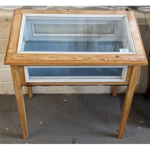 401 - Modern pine glazed bijouterie cabinet with key. (B.P. 21% + VAT)