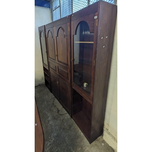 462 - Hand made bespoke mahogany dresser/drinks cabinet, having two glazed display cabinets with glass she... 