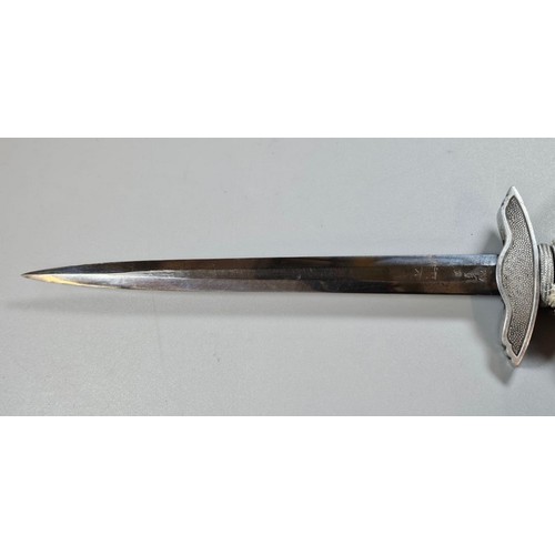 91 - German WWII Third Reich second pattern Luftwaffe Officer's dagger, marked 'SMF, Solingen', having re... 