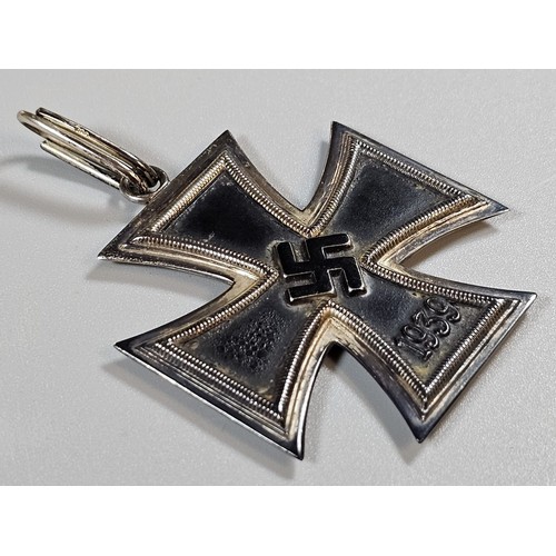 214 - German Third Reich period Knights Cross with Neck ribbon in fitted case. (B.P. 21% + VAT)