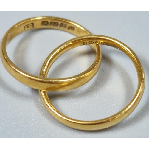 210 - Two 22ct gold wedding bands. 4.4g approx. (2)  (B.P. 21% + VAT)