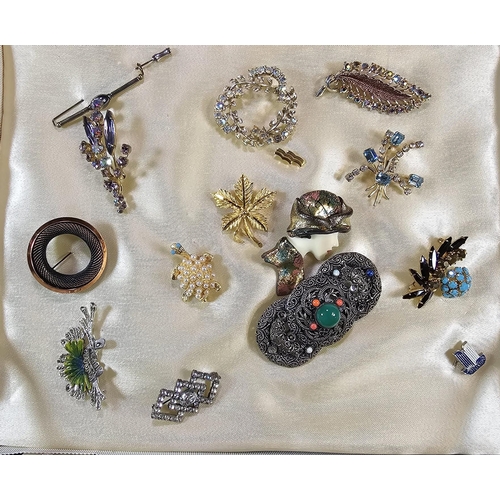 329 - Collection of vintage and other jewellery in blue jewellery box to include: large collection of broo... 