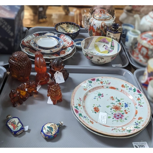 390 - Two trays of mixed Oriental items to include: Chinese Famille Rose plate, Chinese blue and white oct... 