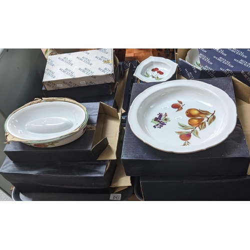 391 - Large collection of Royal Worcester 'Evesham' and 'Evesham Vale' boxed dinnerware items to include: ... 