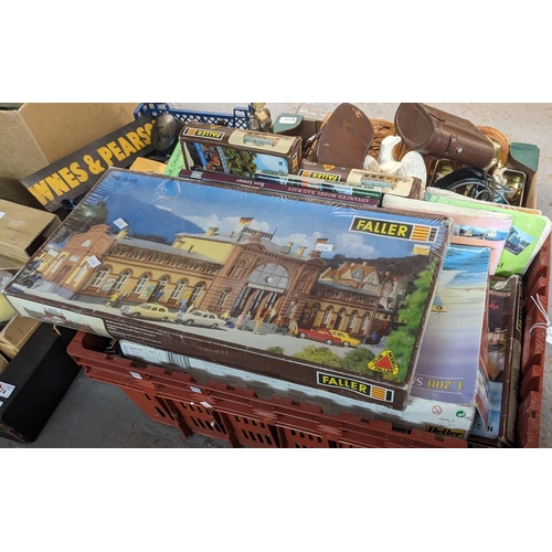 450 - Box of assorted HO and other model kits in original boxes to include: Faller, Heller, model railway ... 