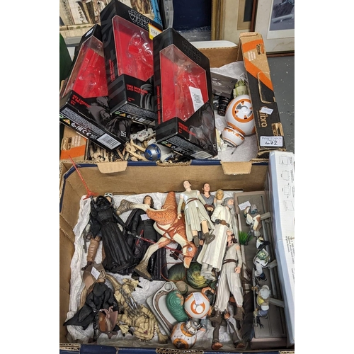 472 - Two trays of assorted modern Star Wars figures to include: R2D2, Darth Vader, Battle Droids etc. (B.... 