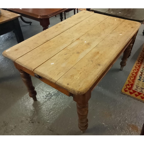 537 - 19th century scrub topped pine kitchen table, with single end drawer, on turned tapering legs. 135x8... 