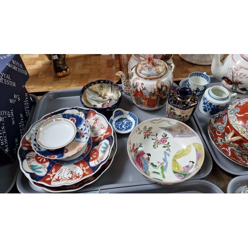 390 - Two trays of mixed Oriental items to include: Chinese Famille Rose plate, Chinese blue and white oct... 