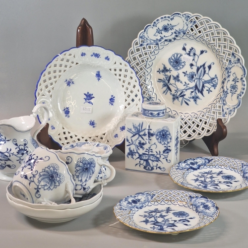 120 - Collection of Meissen porcelain to include: 'Blue Onion' design tea caddy and cover, cups and saucer... 