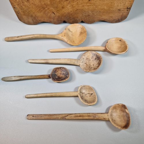 142 - 19th century traditional Welsh oak three tier spoon rack for eighteen spoons, with a small collectio... 