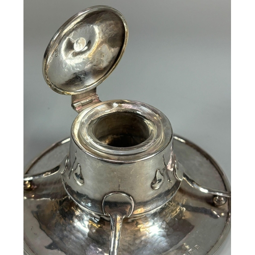 156 - Art Nouveau beaten silver desk inkwell A.E. Jones - Connells, Birmingham 1907, with glass liner. 4.3... 