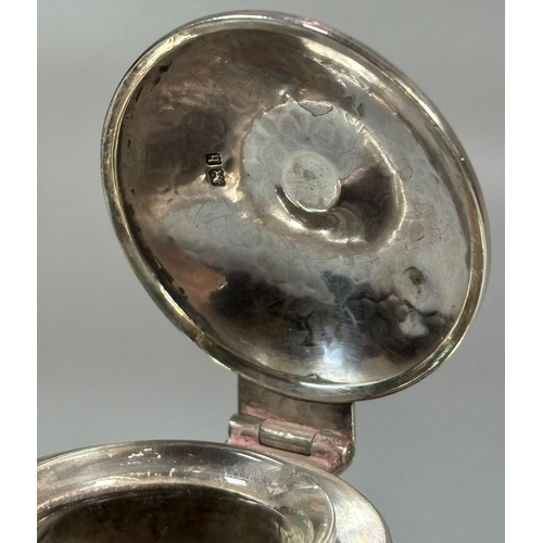 156 - Art Nouveau beaten silver desk inkwell A.E. Jones - Connells, Birmingham 1907, with glass liner. 4.3... 