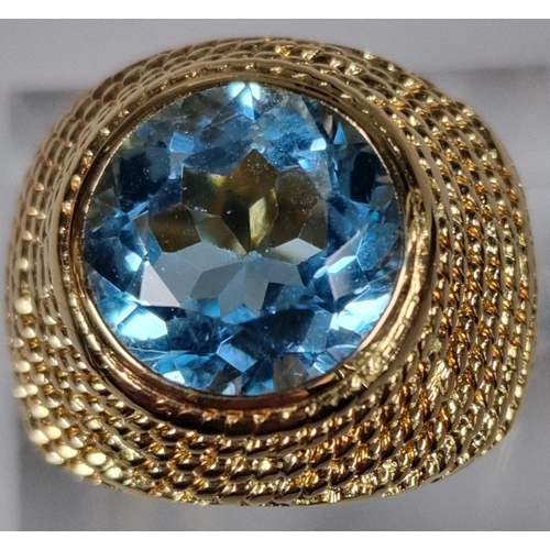 214 - 18ct gold, blue topaz ring. 14.7g approx. Size H. (B.P. 21% + VAT)