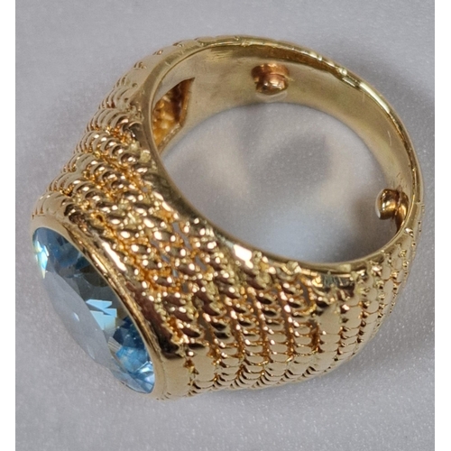 214 - 18ct gold, blue topaz ring. 14.7g approx. Size H. (B.P. 21% + VAT)